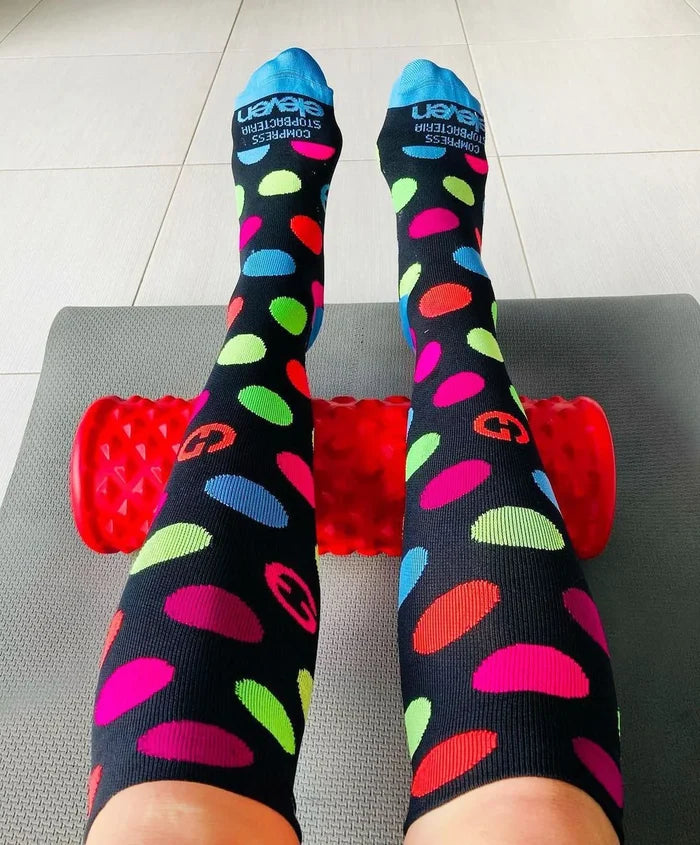 ELEVEN SPORTSWEAR DOTS Long compression socks - black