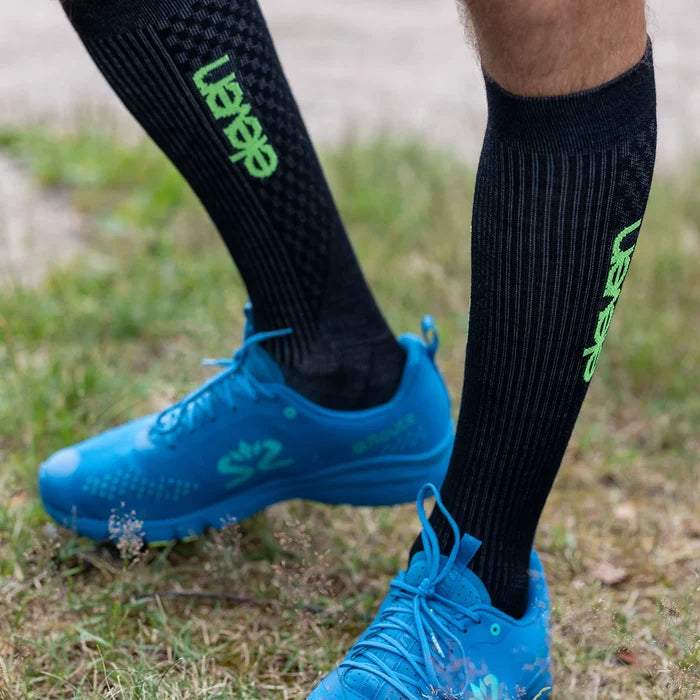 ELEVEN SPORTSWEAR Merino LIGHT Long compression socks - fluo