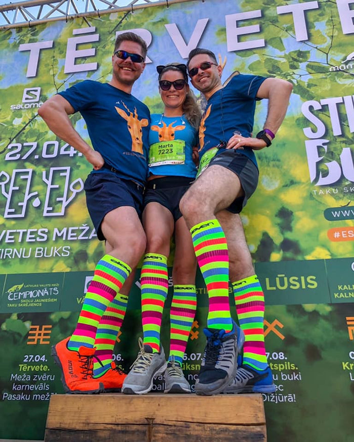 ELEVEN SPORTSWEAR STRIPE Long compression socks - fluo